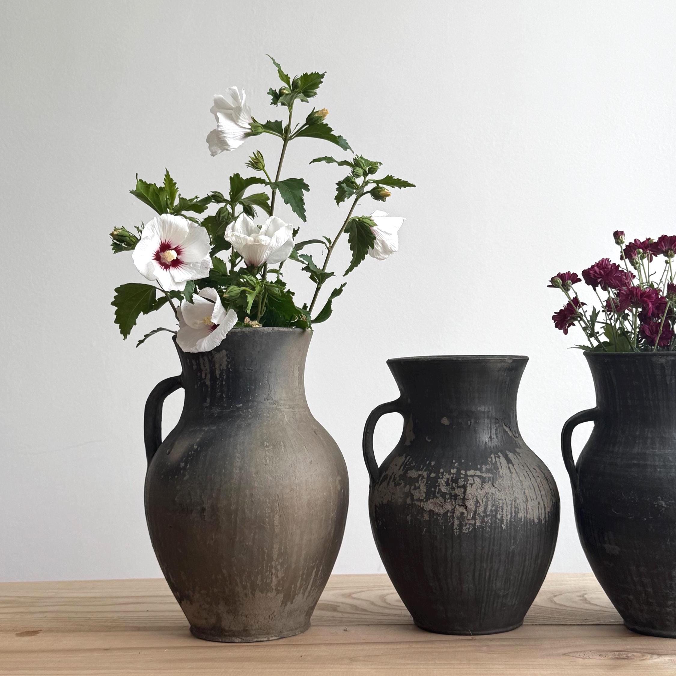 ヴィンテージの粘土製水差し花瓶 – 手作りの黒陶器、素朴な侘び寂びの