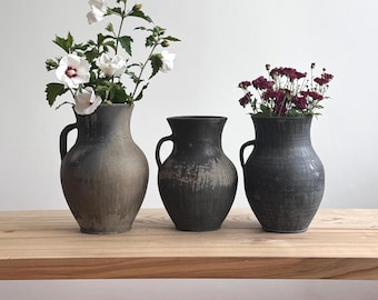 ヴィンテージの粘土製水差し花瓶 – 手作りの黒陶器、素朴な侘び寂びの