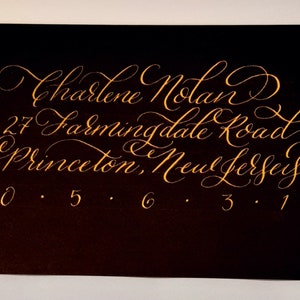 Handgeschreven kalligrafie huwelijksuitnodigingen, elegante bloeiende bruiloft enveloppen, bruiloft uitnodiging adressering, bruiloft enveloppen