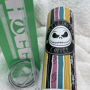 Op de afbeelding: Een 20 oz. sublimineerbare glow-beker met een zwart-wit afbeelding van Jack Skellington uit The Nightmare Before Christmas. De beker heeft een gestreept ontwerp met roze, paarse, blauwe, gele en zwarte strepen. De tekst "Skellington Coffee" is op de beker gedrukt.