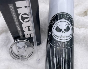 Skellington Coffee Sublimated verzegeld in hars 20oz rechte skinny Tumbler met schuifdeksel en rietje - Nightmare Jack Suit Pattern Tumbler