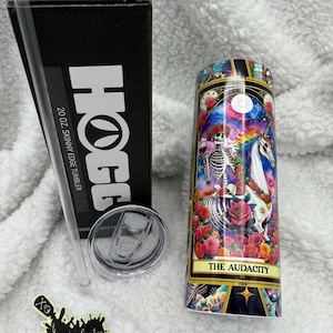 Vaso recto y delgado de 20 oz sublimado con carta del tarot Audacity con tapa deslizante y pajita - Vaso de tarot divertido - Cartas del tarot con calaveras de azúcar