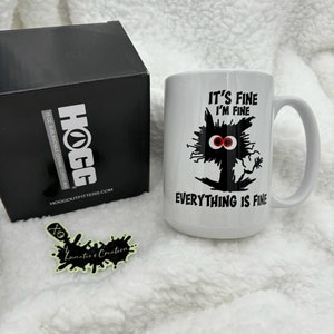 Estoy bien, todo está bien, todo está bien. Taza de café de cerámica sublimada de 443 ml con diseño de gato electrocutado.