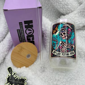 Copa de vino de 18 oz con tapa y pajita, diseño de calavera de tarot My Last Flying Fuck, con brillo morado - Copa de vino con tarot de mariposa - Copa de tarot con calavera de azúcar