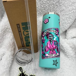 Mamá con exceso de cafeína/Mamá sobreestimulada - Vida de mamá - Carta del tarot - Vaso de 20 oz con revestimiento de polvo verde azulado con tapa y pajita, regalo para el Día de la Madre