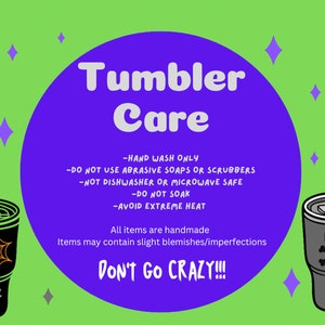Op de afbeelding: Een paarse cirkel met de tekst "Tumbler Care" in wit. De tekst onder de cirkel bevat instructies voor het verzorgen van tumblers, zoals alleen met de hand wassen en extreme hitte vermijden. De tekst "Don't Go Crazy!!!" staat onderaan de afbeelding. Twee tumblers zijn aan weerszijden van de cirkel afgebeeld, een met een spinnenwebontwerp en de andere met een schedel en kruisbeenderenontwerp.