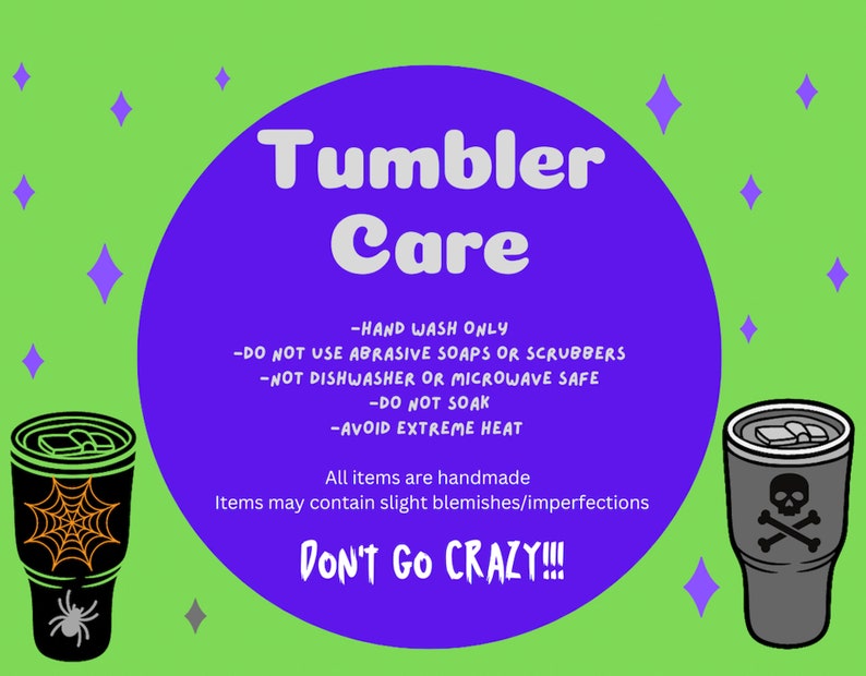 Op de afbeelding: Een paarse cirkel met de tekst "Tumbler Care" in wit. De tekst onder de cirkel bevat instructies voor het verzorgen van tumblers, zoals alleen met de hand wassen en extreme hitte vermijden. De tekst "Don't Go Crazy!!!" staat onderaan de afbeelding. Twee tumblers zijn aan weerszijden van de cirkel afgebeeld, een met een spinnenwebontwerp en de andere met een schedel en kruisbeenderenontwerp.