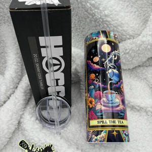 Vaso recto y delgado de 20 oz sublimado con carta del tarot Spill the Tea con tapa deslizante y pajita - Vaso de tarot divertido - Cartas del tarot con calaveras de azúcar