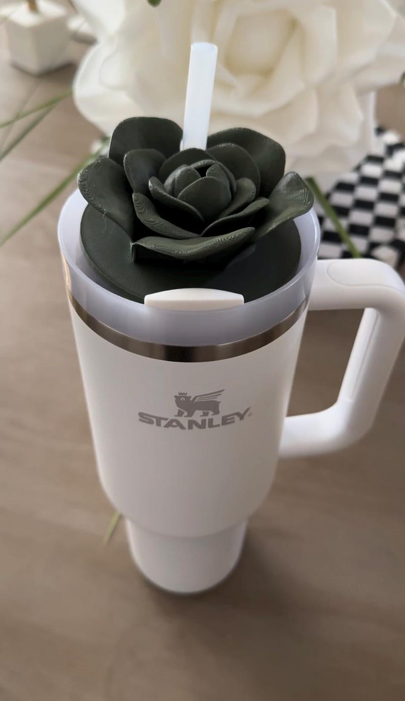 Peut inclure: Une tasse en c&eacute;ramique blanche avec une anse noire et le texte "But First, Coffee" dans un style manuscrit. La tasse est pos&eacute;e sur une surface blanche. La tasse mesure 10 cm de haut.