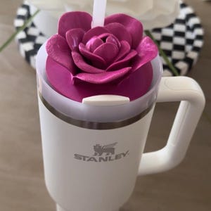 Une rose revisitée Ajoutez une belle touche florale à votre gobelet Stanley 40 oz avec cette décoration rose imprimée en 3D Violet Silk