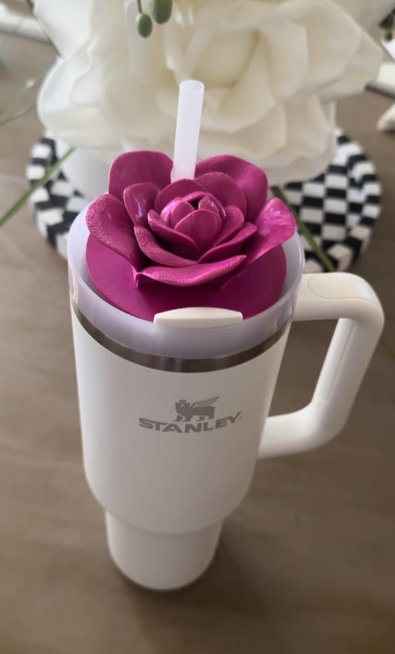 Une rose revisitée Ajoutez une belle touche florale à votre gobelet Stanley 40 oz avec cette décoration rose imprimée en 3D Violet Silk