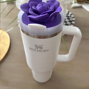 Une rose revisitée Ajoutez une belle touche florale à votre gobelet Stanley 40 oz avec cette décoration rose imprimée en 3D PURPLE