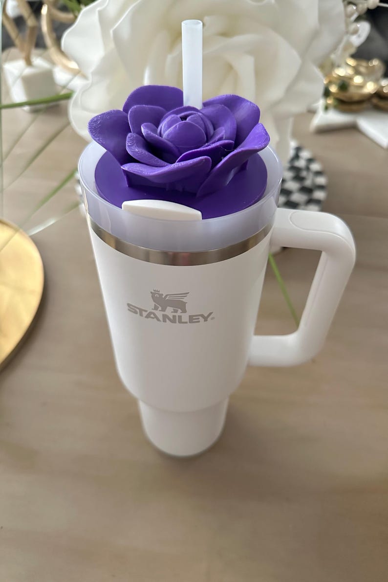 Une rose revisitée Ajoutez une belle touche florale à votre gobelet Stanley 40 oz avec cette décoration rose imprimée en 3D PURPLE