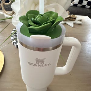 Une rose revisitée Ajoutez une belle touche florale à votre gobelet Stanley 40 oz avec cette décoration rose imprimée en 3D MILITARY GREEN