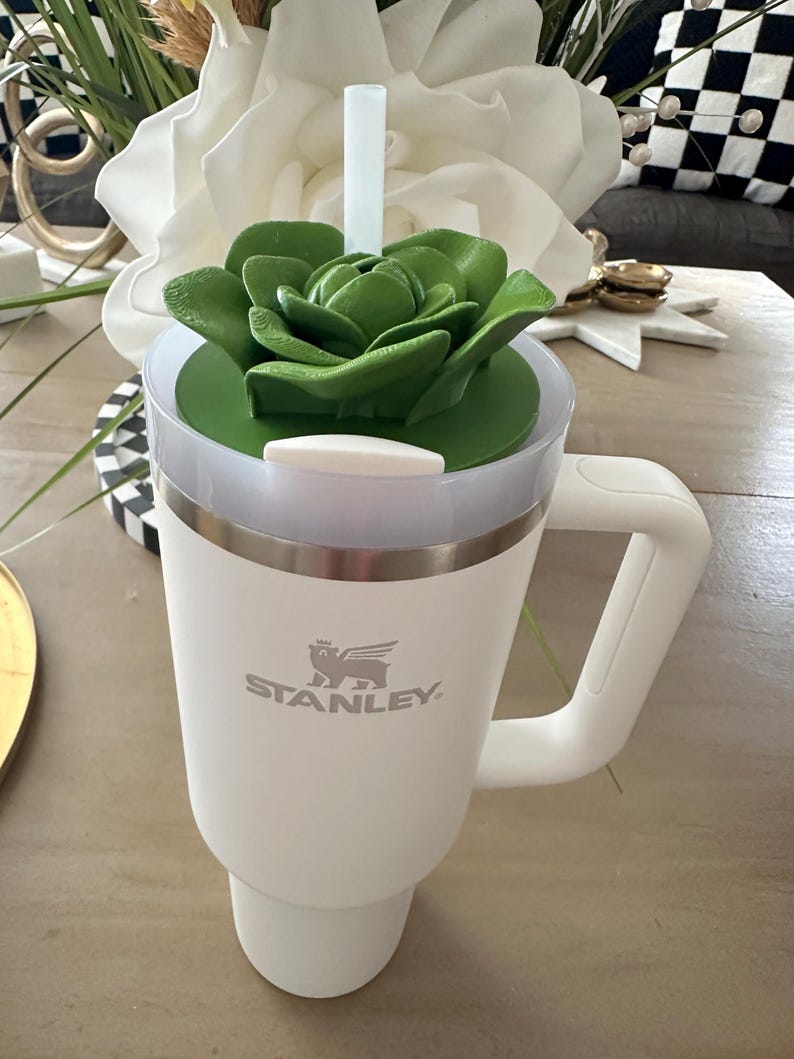 Une rose revisitée Ajoutez une belle touche florale à votre gobelet Stanley 40 oz avec cette décoration rose imprimée en 3D MILITARY GREEN
