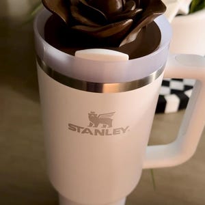 Une rose revisitée Ajoutez une belle touche florale à votre gobelet Stanley 40 oz avec cette décoration rose imprimée en 3D CHOCOLATE