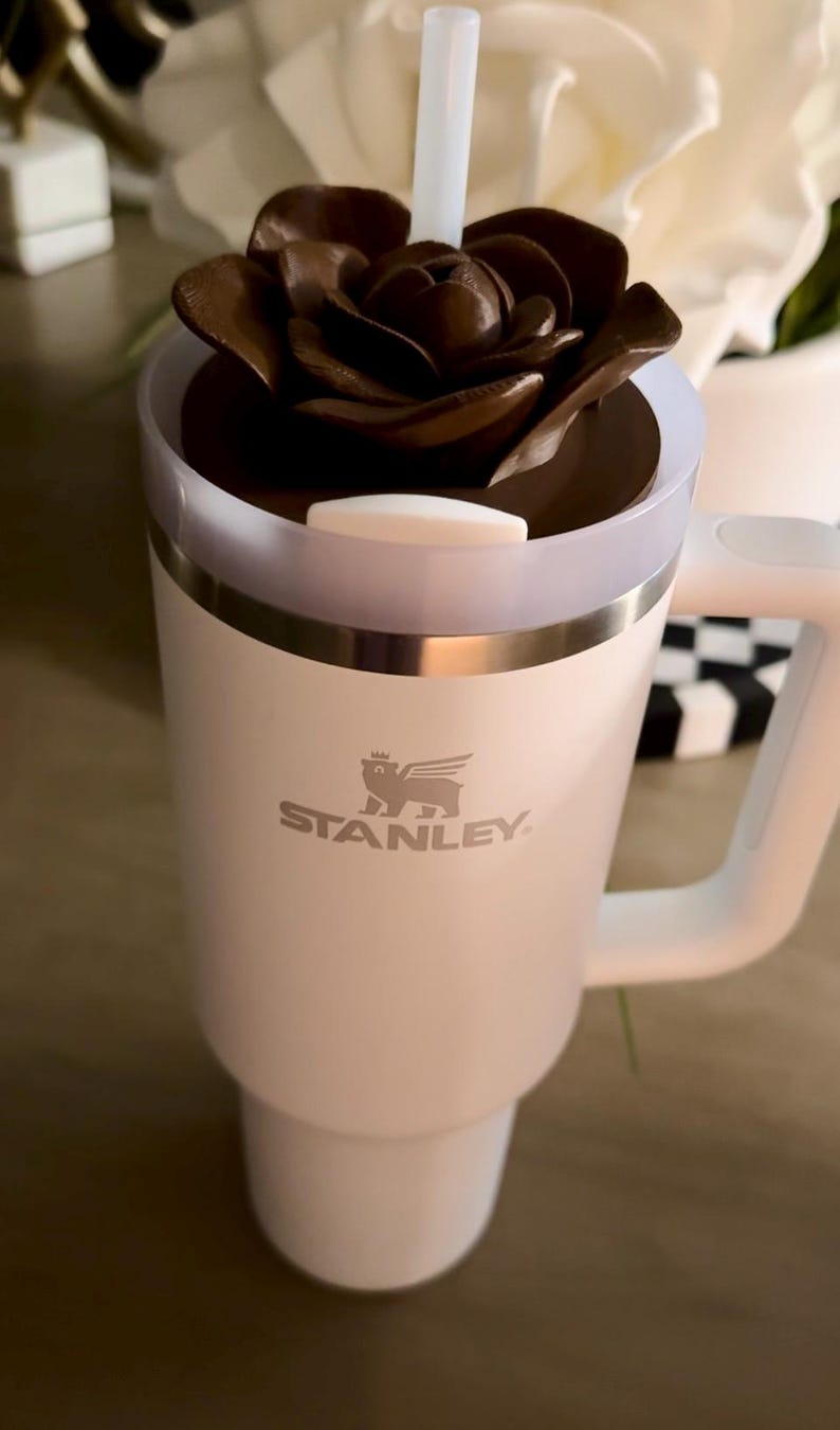 Une rose revisitée Ajoutez une belle touche florale à votre gobelet Stanley 40 oz avec cette décoration rose imprimée en 3D CHOCOLATE