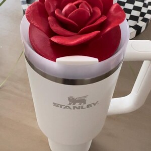 Une rose revisitée Ajoutez une belle touche florale à votre gobelet Stanley 40 oz avec cette décoration rose imprimée en 3D RED