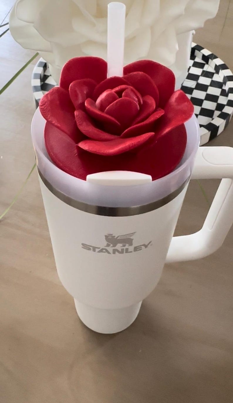 Une rose revisitée Ajoutez une belle touche florale à votre gobelet Stanley 40 oz avec cette décoration rose imprimée en 3D RED