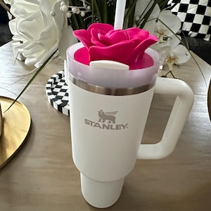 Peut inclure: Une tasse en c&eacute;ramique blanche avec une anse noire et le texte "But First, Coffee" en gras noir. La tasse est pos&eacute;e sur une surface en bois. La tasse mesure environ 10 cm de haut.