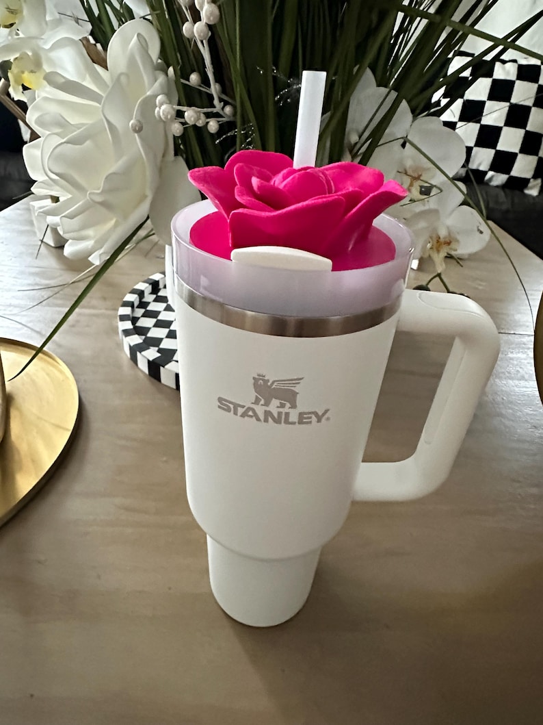 Peut inclure: Une tasse en c&eacute;ramique blanche avec une anse noire et le texte "But First, Coffee" en gras noir. La tasse est pos&eacute;e sur une surface en bois. La tasse mesure environ 10 cm de haut.