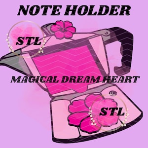 Pode incluir: Ilustração rosa e preta de uma cafeteira com as palavras "NOTE HOLDER" e "MAGICAL DREAM HEART" em preto. A cafeteira tem um design em forma de coração rosa e flores rosas. As letras "STL" estão em um círculo.