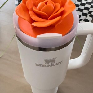 Une rose revisitée Ajoutez une belle touche florale à votre gobelet Stanley 40 oz avec cette décoration rose imprimée en 3D ORANGE