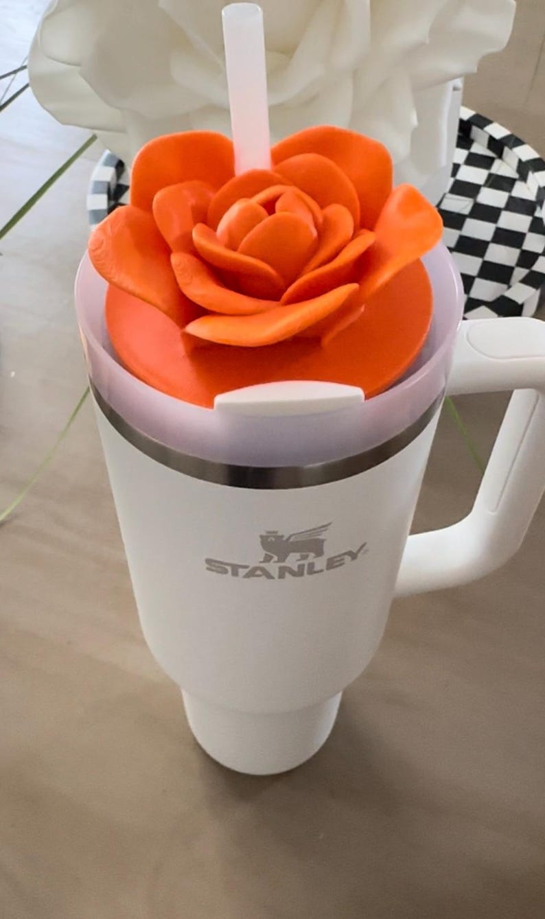 Une rose revisitée Ajoutez une belle touche florale à votre gobelet Stanley 40 oz avec cette décoration rose imprimée en 3D ORANGE
