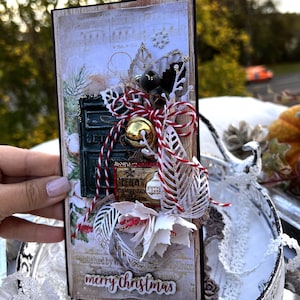Cadeau de Noël fait main dans une boîte, couleurs traditionnelles avec boîte aux lettres, saison des vœux