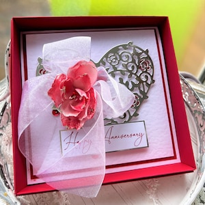 Luxe 3d boxed trouwkaart, zilveren harten met rode roos, congratulacions wensen voor pasgetrouwden