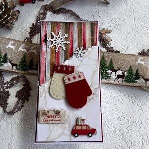 Handgemaakte kerstkaart, seizoenswenskaart, klassieke kerstkleuren, handschoenen en sneeuw en wachten op de kerstman