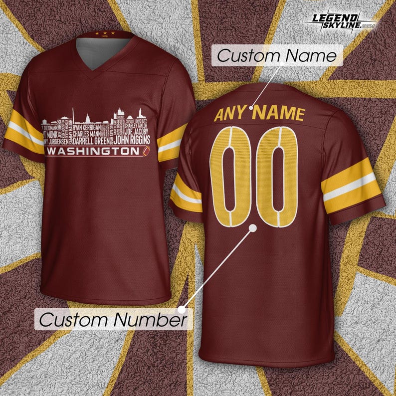 Peut inclure: Maillot bordeaux &agrave; col en V avec des rayures dor&eacute;es et blanches sur les manches. Le devant pr&eacute;sente un graphique de skyline et le mot "WASHINGTON". Le dos affiche le num&eacute;ro "00" et le texte "ANY NAME".