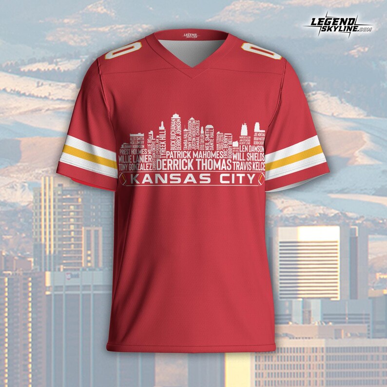 Puede incluir: Una camiseta de f&uacute;tbol roja de los Kansas City Chiefs con rayas blancas y amarillas en las mangas. La camiseta presenta un gr&aacute;fico blanco del horizonte con los nombres de los jugadores y el texto "KANSAS CITY". El logotipo de Legend Skyline est&aacute; en la esquina superior derecha.