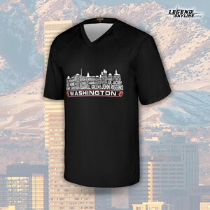 Peut inclure: T-shirt de sport noir &agrave; col en V avec un design de skyline blanc, des noms de joueurs et le mot "WASHINGTON" en rouge. Comprend un graphisme de football et le logo Legend Skyline.