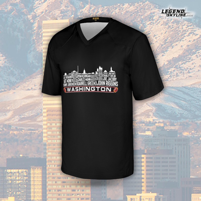 Peut inclure: T-shirt de sport noir &agrave; col en V avec un design de skyline blanc, des noms de joueurs et le mot "WASHINGTON" en rouge. Comprend un graphisme de football et le logo Legend Skyline.
