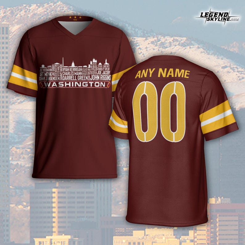 Peut inclure: Maillot bordeaux &agrave; col en V avec des rayures blanches et dor&eacute;es sur les manches. Le devant pr&eacute;sente un graphisme de skyline blanc avec des noms de joueurs et le texte "WASHINGTON". Le dos affiche "ANY NAME" au-dessus du num&eacute;ro "00" en or.