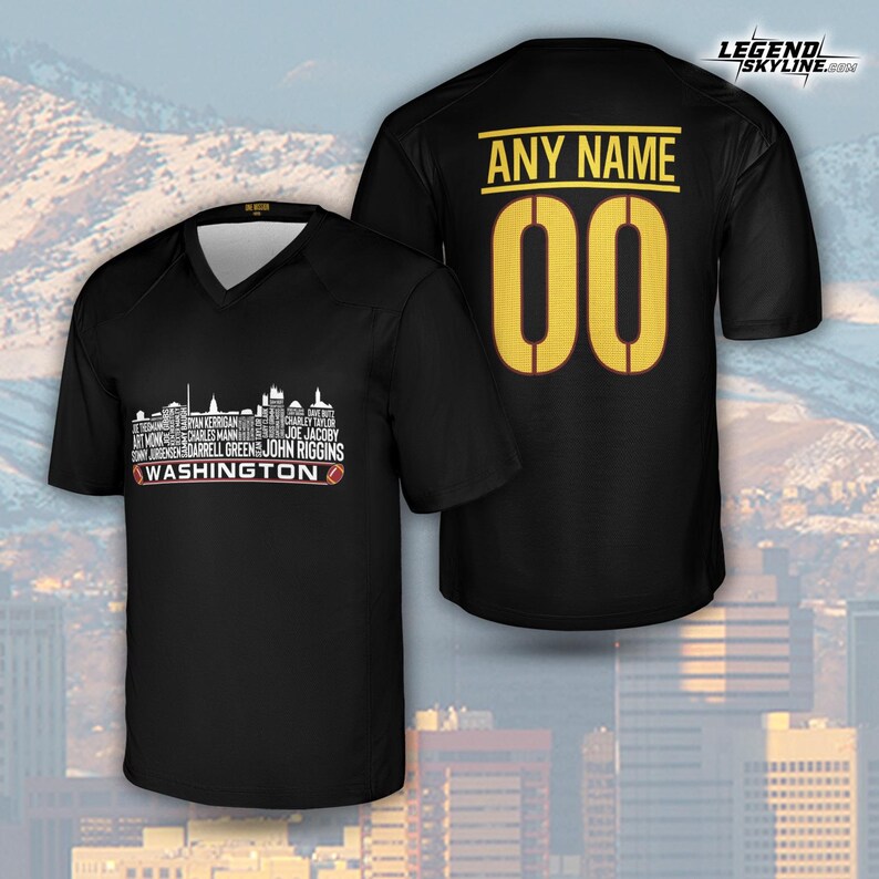 Peut inclure: Maillot noir &agrave; col en V avec un graphique de skyline et le mot "WASHINGTON". Le dos du maillot porte le texte "ANY NAME" au-dessus du num&eacute;ro "00" en or. Le maillot est un t-shirt de sport &agrave; manches courtes.