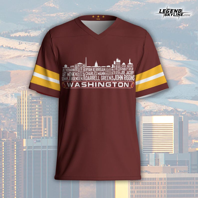 Peut inclure: Maillot bordeaux &agrave; col en V avec des rayures dor&eacute;es et blanches sur les manches. Le maillot pr&eacute;sente un graphisme de skyline blanc avec des noms de joueurs et le mot "WASHINGTON" en dessous. Le maillot porte le logo Legend Skyline.