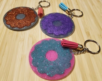 ドーナツキーホルダー、樹脂キーホルダー、手作り、樹脂アート、スナックフードアート、樹脂ギフト、ギフトアイデア、ドーナツ、樹脂、手作りギフト