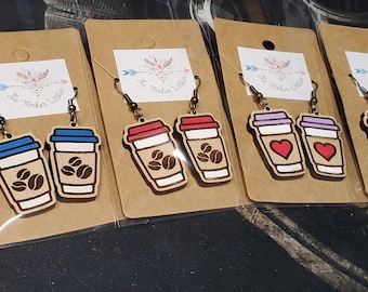 コーヒーイヤリング、朝のコーヒー、かわいいイヤリング、コーヒーカップ、エスプレッソ、ギフトのアイデア、カフェイン、木製イヤリング、コーヒーカップイヤリング、手作りギフト
