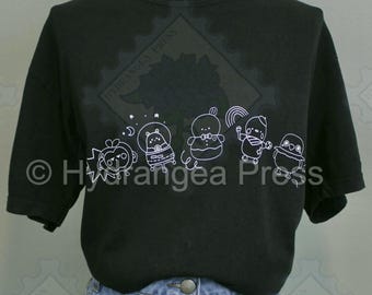 Camiseta con estampado de colores cómodos inspirados en el juego Otome de Deepspace Emoji Friends, versión oscura