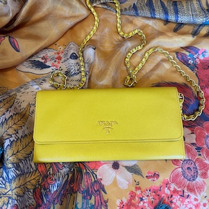 Cartera Prada Saffiano Mimosa con correa de cadena de 20 pulgadas