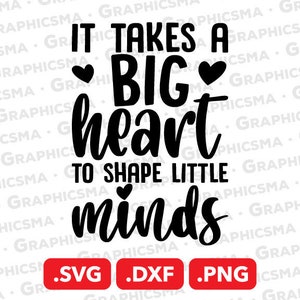 Puede incluir: Gráfico de texto en blanco y negro que dice "Se necesita un gran corazón para moldear las pequeñas mentes". El gráfico incluye dos corazones pequeños. El texto está en negrita, con una fuente manuscrita. Debajo del texto hay tres formatos de archivo: .SVG, .DXF y .PNG.