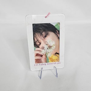 Portafotos acrílico inspirado en flores que caen del Kpop