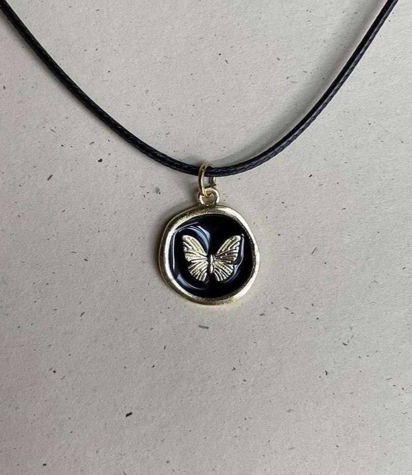Collier Pendentif Papillon émaillé Noir Avec Cordon Vinyle - Argenté - Neuf Sans Emballage