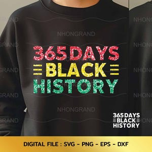 Op de afbeelding: Zwart sweatshirt met een glinsterend ontwerp dat "365 dagen = Zwarte geschiedenis =" zegt in rood, geel en groen.