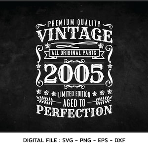 Könnte beinhalten: Ein Vintage-Grafikdesign mit dem Text "Premium Quality Vintage All Original Parts 2005 Limited Edition Aged to Perfection". Das Design ist in Weiß auf schwarzem Hintergrund.
