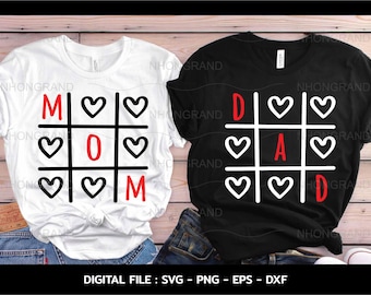 Pode incluir: Duas camisetas pretas e brancas com um design de tabuleiro de jogo da velha. A camiseta do lado superior esquerdo diz "MOM" em letras vermelhas e a camiseta do lado superior direito diz "DAD" em letras vermelhas.