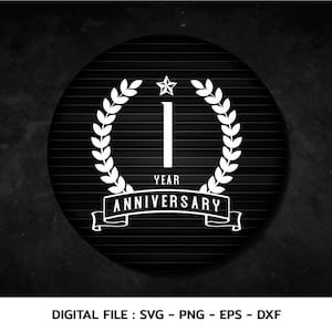 Puede incluir: Diseño gráfico en blanco y negro de una corona de laurel con una estrella y el número uno en el centro. El texto "YEAR ANNIVERSARY" está debajo del número uno.