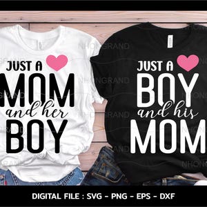 Może przedstawiać: Dwie koszulki z sercem i tekstem. Biała koszulka z napisem "Just a Mom and her Boy". Czarna koszulka z napisem "Just a Boy and his Mom".